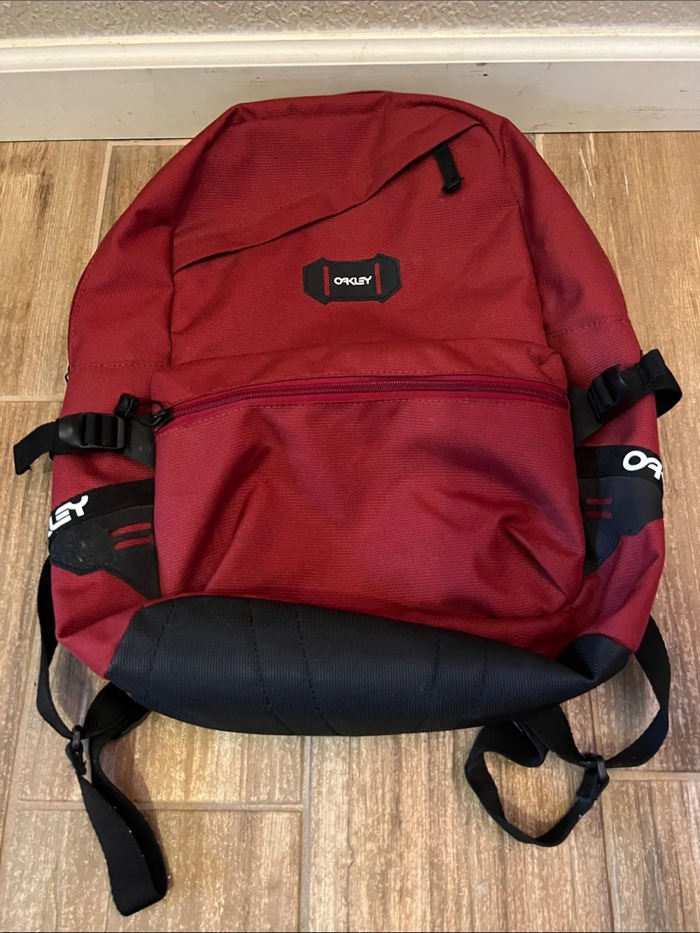 OAKLEY Burgundy Street Backpack Hiking Outdoors Business Shoulder Straps z11